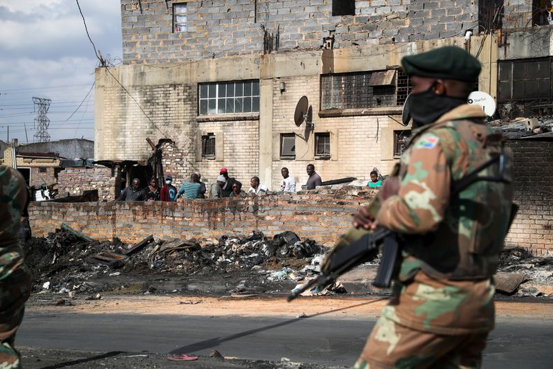 &copy; Reuters. جندي من جيش جنوب افريقيا خلال دورية في أحد أحياء جوهانسبرج يوم 15 يوليو تموز 2021. تصوير: سمية هشام - رويترز. 