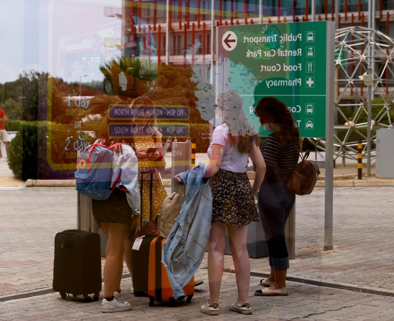 &copy; Reuters. Un groupe de 128 jeunes Français, testés positifs au COVID-19 à Malte où ils s'étaient rendus pour un séjour linguistique, devaient être rapatriés ce jeudi par charter, ont fait savoir les autorités maltaises. /Photo prise le 1er juin 2021/REUTER