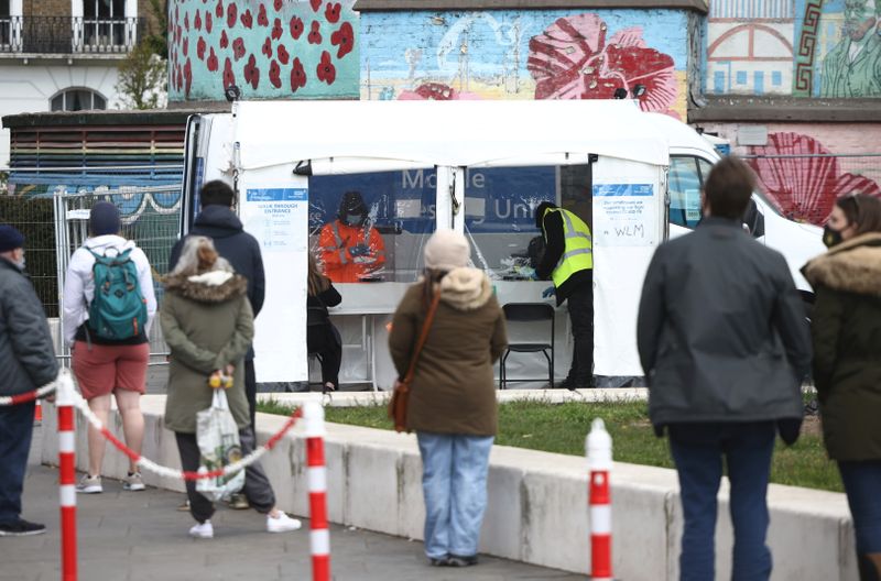 &copy; Reuters. FILE PHOTO: People queue at a mobile coronavirus disease (COVID-19) testing site in Stockwell, London, Britain, April 16, 2021. REUTERS/Henry Nicholls