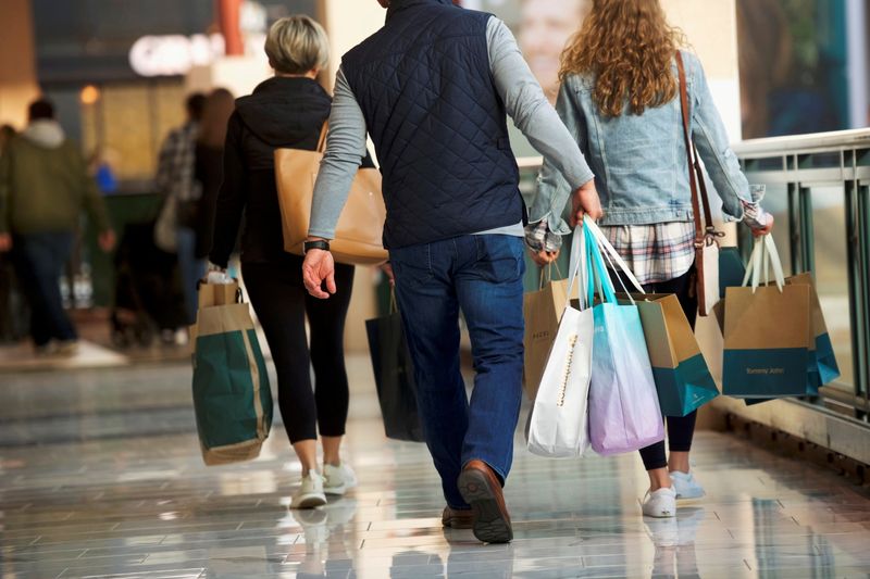 &copy; Reuters. Imagen de archivo de compradores llevando bolsas con artículos que adquirieron en el Centro Comercial King of Prussia, el mayor espacio minorista de Estados Unidos, en King of Prussia, Pensilvania