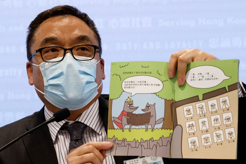 &copy; Reuters. Superintendente da polícia da Hong Kong Steve Li fala durante entrevisra coletiva após prisão de cinco pessoas por publicação do que as autoridades chamam de "material sedicioso"
22/07/2021
REUTERS/Tyrone Siu




Senior Superintendent Steve Li Kwai-w