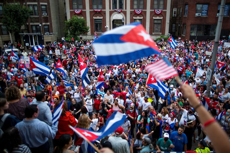 &copy; Reuters. FOTO DE ARCHIVO-Miembros de la comunidad cubana de Estados Unidos marchan en apoyo a protestas en Cuba en North Bergen, Estados Unidos. 13 de julio de 2021. REUTERS/Eduardo Muñoz