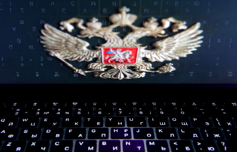 &copy; Reuters. FOTO DE ARCHIVO. Imagen de ilustración del escudo de Rusia en la pantalla de un ordenador portátil. 12 de febrero de 2019. REUTERS/Maxim Shemetov