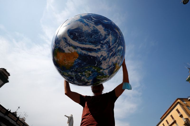 &copy; Reuters. Pessoa segura uma bola inflável reproduzindo a Terra em manifestação por mais ações a favor do clima em Nápoles, na Itália, onde ministros do meio ambiente do G20 estão reunidos
22/07/2021
REUTERS/Guglielmo Mangiapane