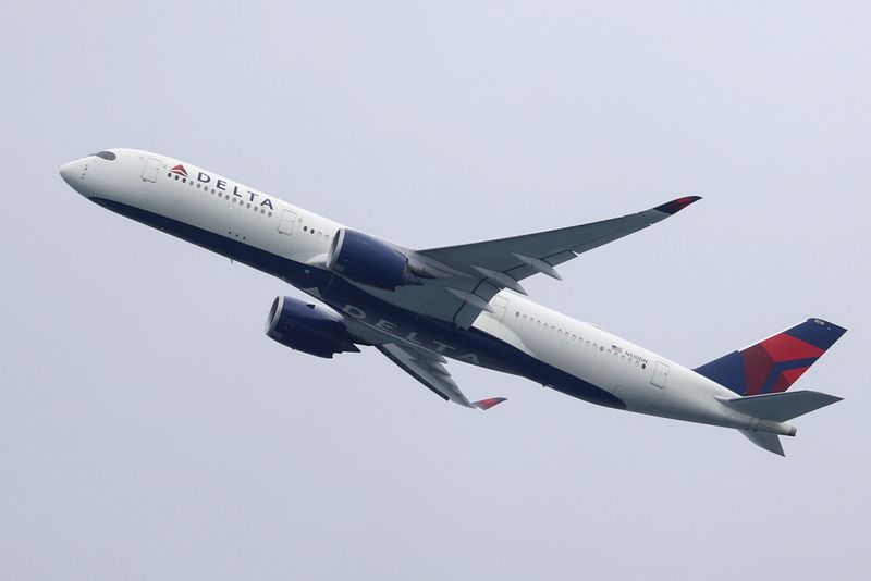 © Reuters. FILE PHOTO: A Delta Air Lines Airbus A350-900 plane takes off from Sydney Airport in Sydney, Australia, October 28, 2020.  REUTERS/Loren Elliott/File Photo