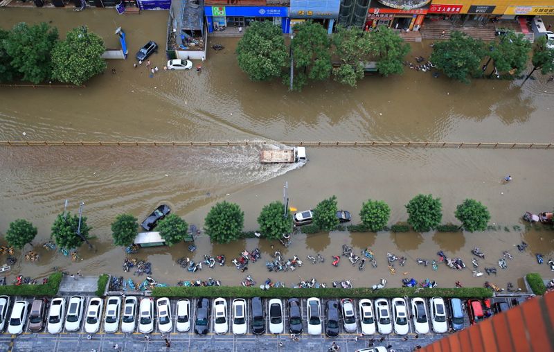 © Reuters. Enchentes em Zhengzhou, província de Henan, na China. 
21/07/2021
China Daily via REUTERS  