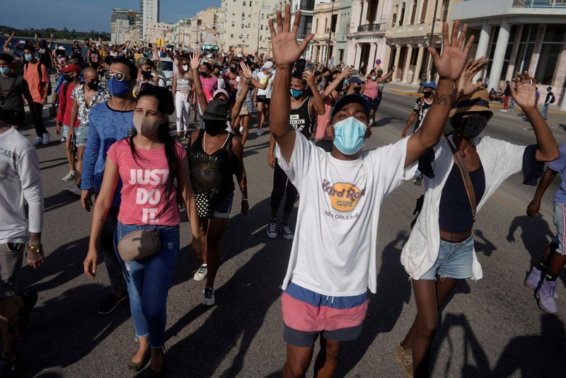 &copy; Reuters. Foto del domingo de una manifestación contra el gobierno de Cuba en La Habana. 
Jul 11, 2021. REUTERS/Alexandre Meneghini