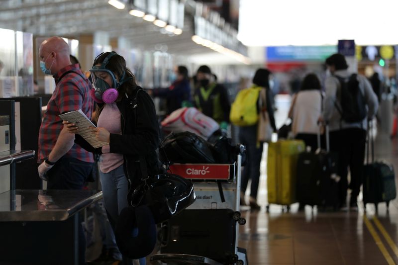 &copy; Reuters. Mulher no aeroporto internacional de Santiago, no Chile
23/11/2020 REUTERS/Ivan Alvarado