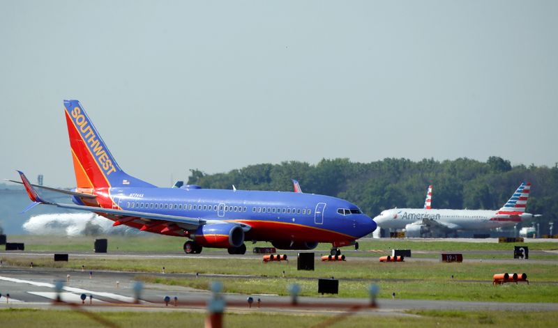 © Reuters. Aeronaves de American Airlines e Southwest Airlines no aeroporto de Washington, EUA 
09/08/2017
REUTERS/Joshua Roberts