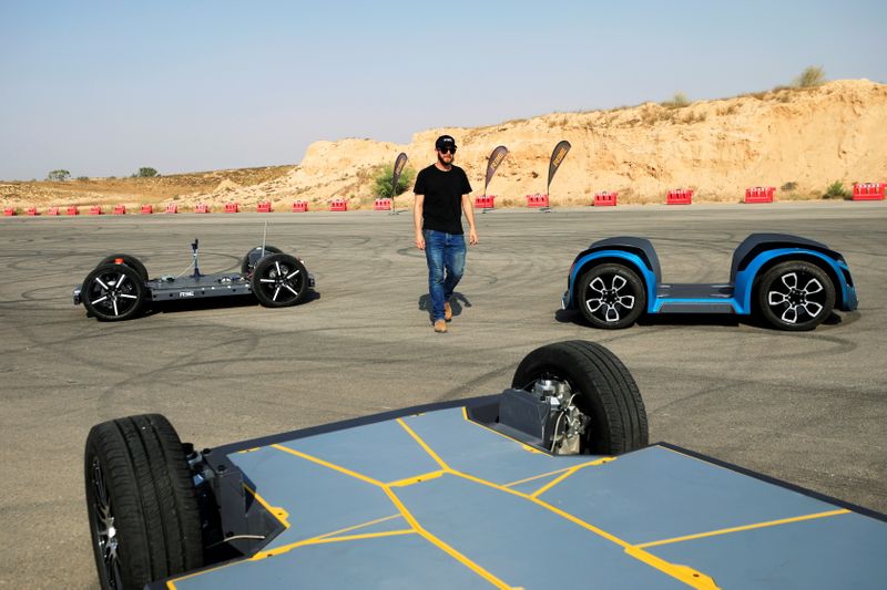 &copy; Reuters. FILE PHOTO: Prototypes of a rolling chassis for electric vehicles developed by Israel's REE Automotive, is seen during a test drive in Beersheba, southern Israel September 17, 2020. REUTERS/Amir Cohen/File Photo