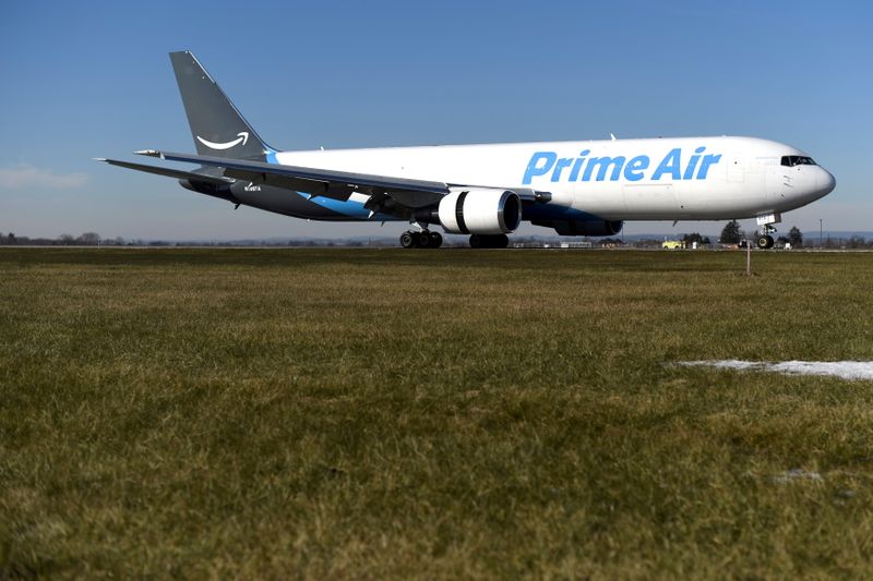 © Reuters. FILE PHOTO: A wide body aircraft emblazoned with Amazon's Prime logo lands at Lehigh Valley International Airport in Allentown, Pennsylvania, U.S. December 20, 2016. Picture taken December 20, 2016.   REUTERS/Mark Makela/File Photo