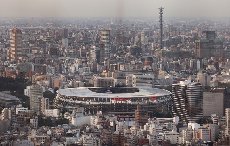 &copy; Reuters. 　７月２３日　新型コロナウイルス禍で１年延期された東京五輪は２３日、７万人近く収容するスタジアムに観客を入れない異例の形で開会式を迎える。写真は国立競技場。７月１９日、東