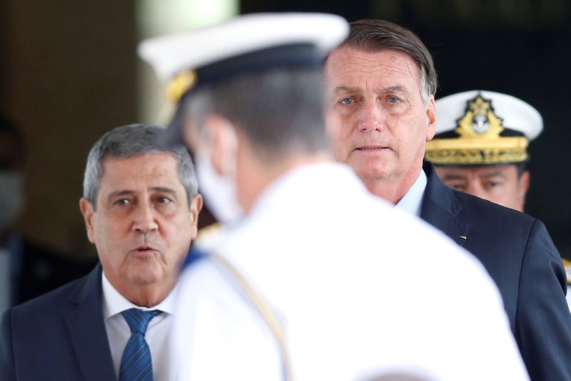 &copy; Reuters. Presidente Jair Bolsonaro e ministro da Defesa,  Walter Braga Netto, em Brasília
22/07/2021
REUTERS/Adriano Machado