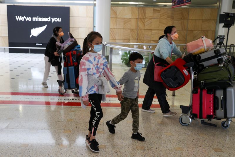 &copy; Reuters. Passengers arrive from New Zealand after the Trans-Tasman travel bubble opened overnight, following an extended border closure due to the coronavirus disease (COVID-19) outbreak, at Sydney Airport in Sydney, Australia, October 16, 2020. REUTERS/Loren Elli