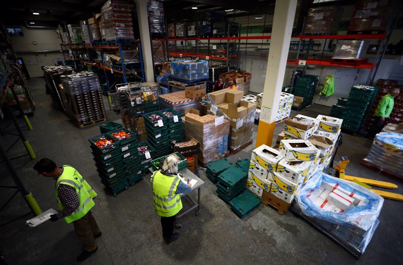 &copy; Reuters. FOTO DE ARCHIVO: Varios voluntarios hacen controles de calidad de productos alimentarios en un centro de distribución en Deptford, en el sudeste de Londres, Reino Unido, el 30 de marzo de 2020. REUTERS/Hannah McKay
