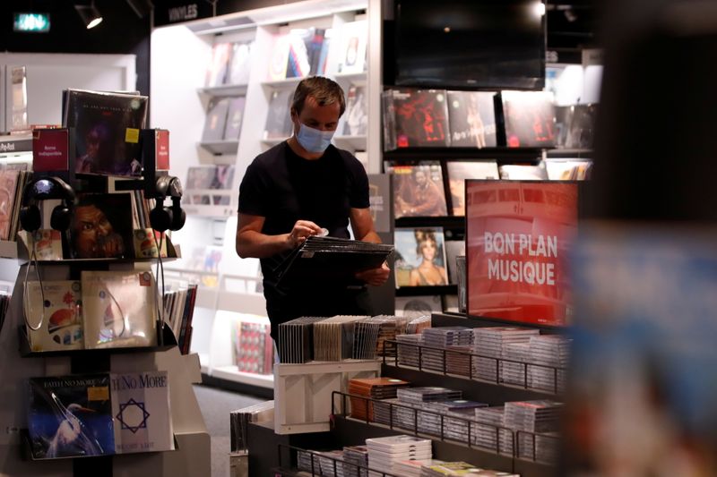 &copy; Reuters. FILE PHOTO: A staff member works during preparations for the reopening of a Fnac store in Paris as part of an easing of the country's lockdown restrictions amid the coronavirus disease (COVID-19) outbreak in France, May 18, 2021. REUTERS/Sarah Meyssonnier