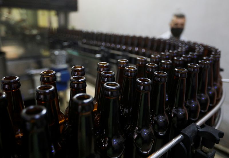 &copy; Reuters. FOTO DE ARCHIVO: Botellas de cerveza vacías en una fábrica de Mazraat Yachouh