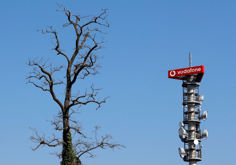 &copy; Reuters. Different types of 4G, 5G and data radio relay antennas for mobile phone networks are pictured on a relay mast operated by Vodafone in Berlin, Germany April 8, 2019.     REUTERS/Fabrizio Bensch