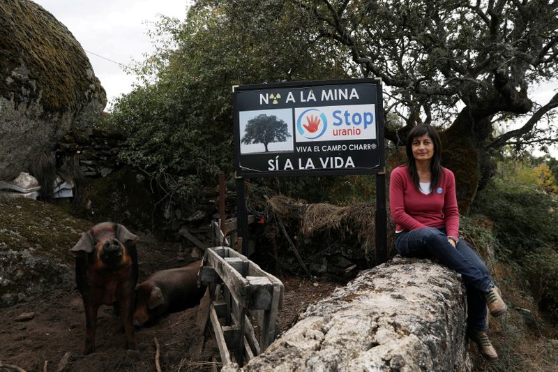 &copy; Reuters. FOTO DE ARCHIVO: Raquel Romo, de 44 años, miembro del grupo "Stop Uranio", cerca del emplazamiento de una mina de uranio a cielo abierto planeada por la empresa minera australiana Berkeley Energia en el pueblo de Retortillo, cerca de Salamanca, España, 