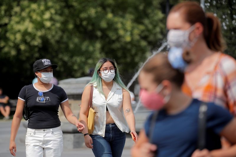 &copy; Reuters. FILE PHOTO: People wear masks, as cases of the infectious Delta variant of coronavirus disease (COVID-19) continue to rise, in Washington Square Park in New York City, U.S., July 22, 2021.  REUTERS/Brendan McDermid/File Photo