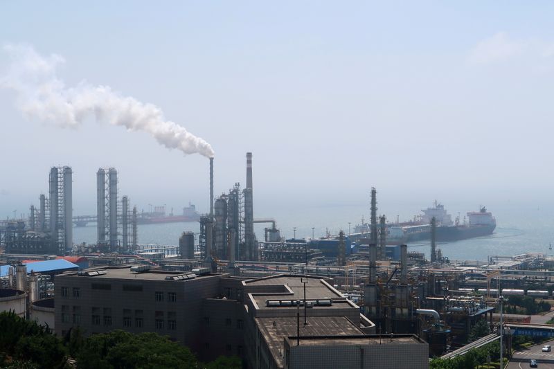 &copy; Reuters. FILE PHOTO: China National Petroleum Corporation (CNPC)'s Dalian Petrochemical Corp refinery is seen near the downtown of Dalian in Liaoning province, China July 17, 2018. Picture taken July 17, 2018. REUTERS/Chen Aizhu//File Photo