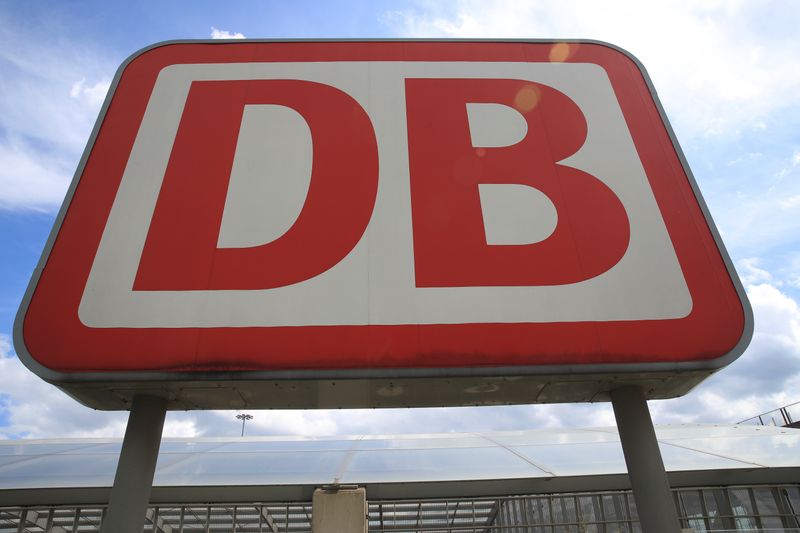 &copy; Reuters. Logo di Deutsche Bahn davanti alla stazione dell'aeroporto di Colonia-Bonn. Colonia, 28 luglio 2020 REUTERS/Wolfgang Rattay