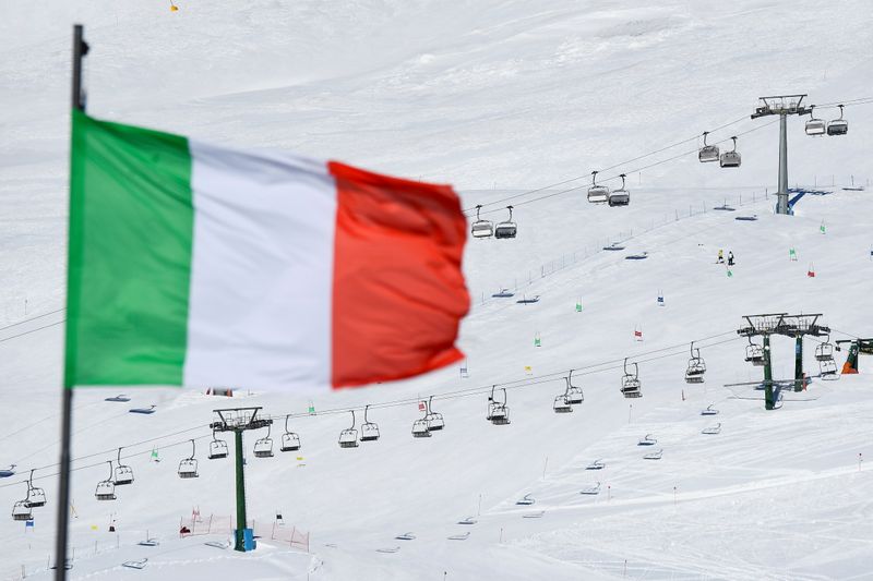 &copy; Reuters. Una bandiera italiana, a Ponte di Legno, Italia, il 15 febbraio 2021. REUTERS / Flavio Lo Scalzo