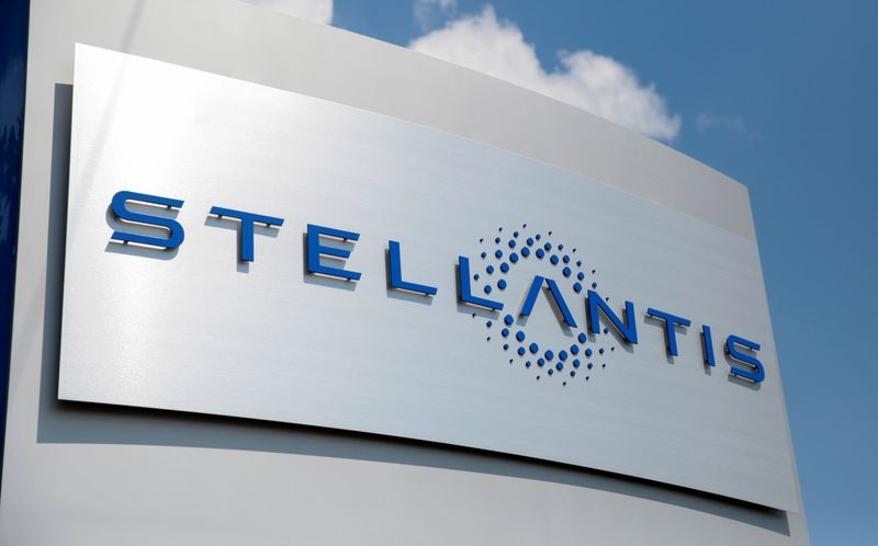 &copy; Reuters. Il logo Stellantis presso la sede centrale a Auburn Hills.  REUTERS/Rebecca Cook