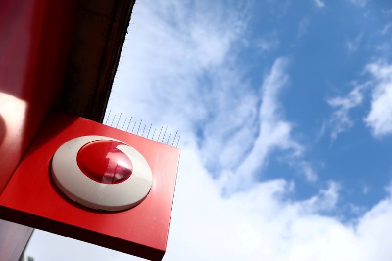 &copy; Reuters. Logo Vodafone preso un punto vendita di Londra, Gran Bretagna, 16 maggio 2017 REUTERS/Neil Hall/File Photo
