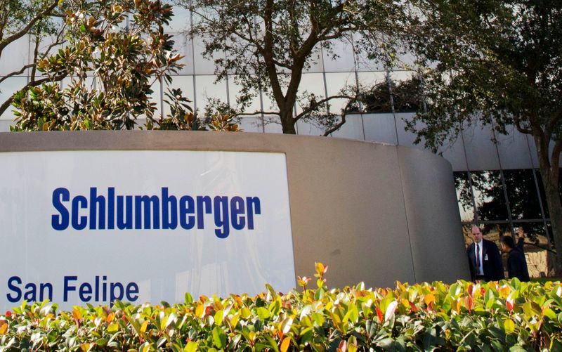 © Reuters. FILE PHOTO: The exterior of the Schlumberger Corporation headquarters building is pictured in the Galleria area of Houston January 16, 2015.    REUTERS/Richard Carson 