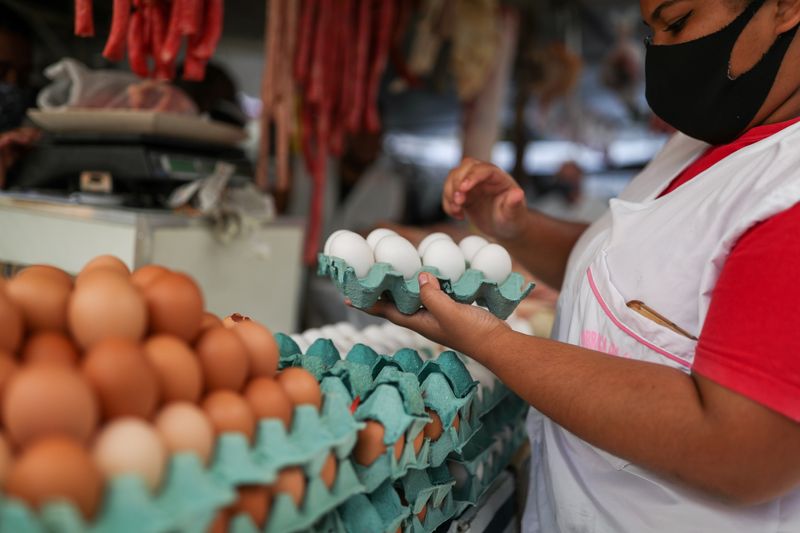 &copy; Reuters. Vendedora segura ovos em um mercado de rua no Rio de Janeiro, Brasil
08/07/2021
REUTERS/Amanda Perobelli
