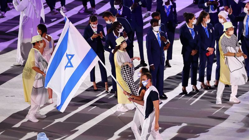 &copy; Reuters. Israelenses Hanna Knyazyeva-Minenko e Yakov Toumarkin durante cerimônia de abertura da Olimpíada Tóquio 2020
23/072021 REUTERS/Marko Djurica