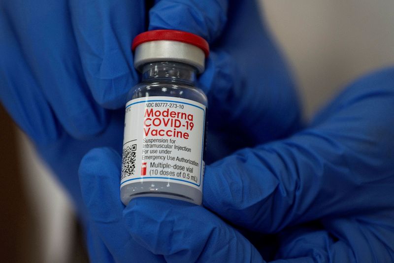 &copy; Reuters. FILE PHOTO: An employee shows the Moderna coronavirus disease (COVID-19) vaccine at Northwell Health's Long Island Jewish Valley Stream hospital in New York, U.S., December 21, 2020.   REUTERS/Eduardo Munoz