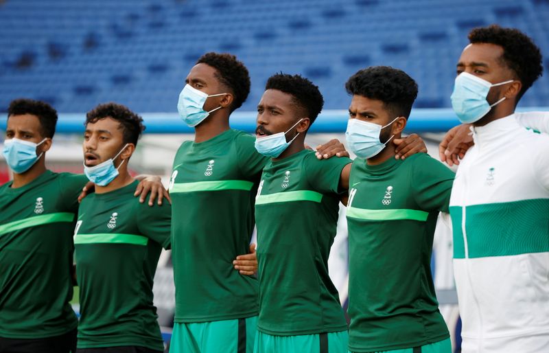 &copy; Reuters. Jul 22, 2021.
Foto del jueves de algunos futbolistas de la selección de Arabia Saudita antes del partido con Costa de Marfil. 
REUTERS/Phil Noble/File Photo