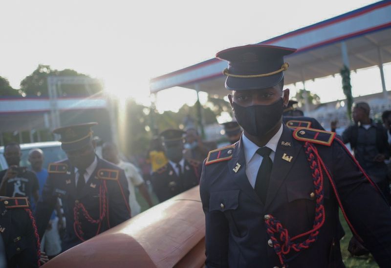 &copy; Reuters. أفراد من جيش هايتي يحملون جثمان رئيس هايتي الراحل جوفينيل مويس المسجى في نعش خشبي بمدينة كيب هايتيان يوم الجمعة. صورة لرويترز.