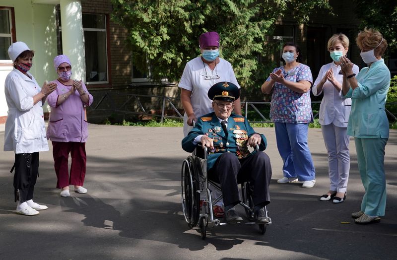 &copy; Reuters. World War Two veteran Nikolay Bagayev, 102, leaves a hospital after being treated for the coronavirus disease (COVID-19) and discharged, in Korolyov, Moscow region, Russia July 22, 2021. Picture taken July 22, 2021. REUTERS/Tatyana Makeyeva