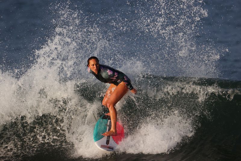 &copy; Reuters. Jul 23, 2021 
Foto del viernes de la surfista estadounidense Carissa Moore entrenando de cara al inicio de las pruebas de los Juegos Olímpicos. 
REUTERS/Lisi Niesner