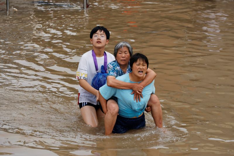 &copy; Reuters. Les services de secours et de sauvetage étaient à l'oeuvre vendredi dans la ville de Zhengzhou, dans le centre de la Chine, où des habitants restent bloqués après des jours de pluies torrentielles et de fortes inondations. /Photo prise le 23 juillet 