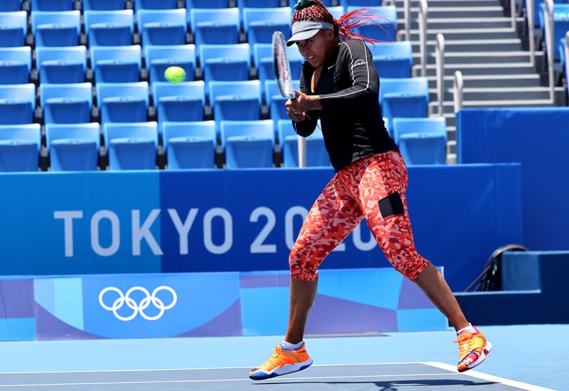 &copy; Reuters.  Jul 23, 2021 - 
Foto del viernes de Naomi Osaka entrenando antes del inicio del torneo de tenis en los Juegos de Tokio. 
 REUTERS/Mike Segar