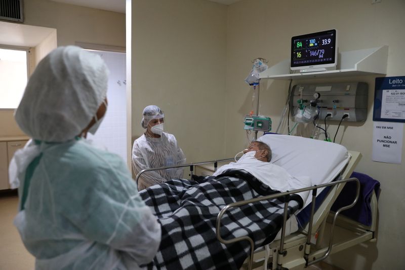 &copy; Reuters. Paciente com Covid-19 recebe visita de parentes em hospital do Rio de Janeiro
18/06/2021 REUTERS/Pilar Olivares