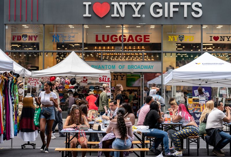 &copy; Reuters. Pessoas fazem compras em feira de rua perto do Times Square em Nova York, EUA
11/07/2021
REUTERS/Jeenah Moon