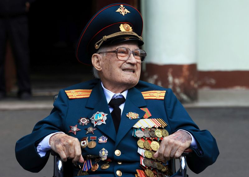 &copy; Reuters. World War Two veteran Nikolay Bagayev, 102, leaves a hospital after being treated for the coronavirus disease (COVID-19) and discharged, in Korolyov, Moscow region, Russia July 22, 2021. Picture taken July 22, 2021. REUTERS/Tatyana Makeyeva