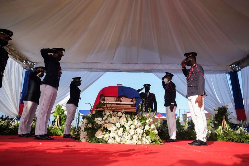 © Reuters. Pallbearers in military attire salute next to a coffin holding the body of late Haitian President Jovenel Moise after he was shot dead at his home in Port-au-Prince earlier this month, in Cap-Haitien, July 23, 2021. REUTERS/Ricardo Arduengo