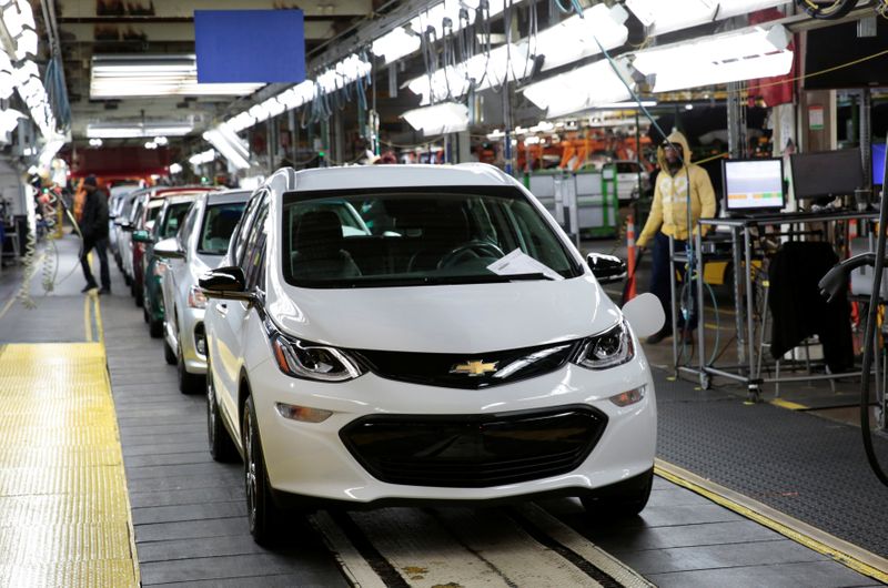 &copy; Reuters. General Motors a annoncé vendredi le rappel de près de 69.000 de ses véhicules électriques (EV) Chevrolet Bolt dans le monde en raison de risques d'incendie après deux nouveaux incidents de ce type. /Photo d'archives/REUTERS/Rebecca Cook