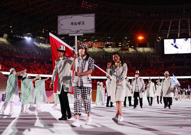 &copy; Reuters. Jul 23, 2021. 
Foto del viernes de la delegación de Kirguistán en la ceremonia de apertura de los Juegos de Tokio. 
REUTERS/Kai Pfaffenbach