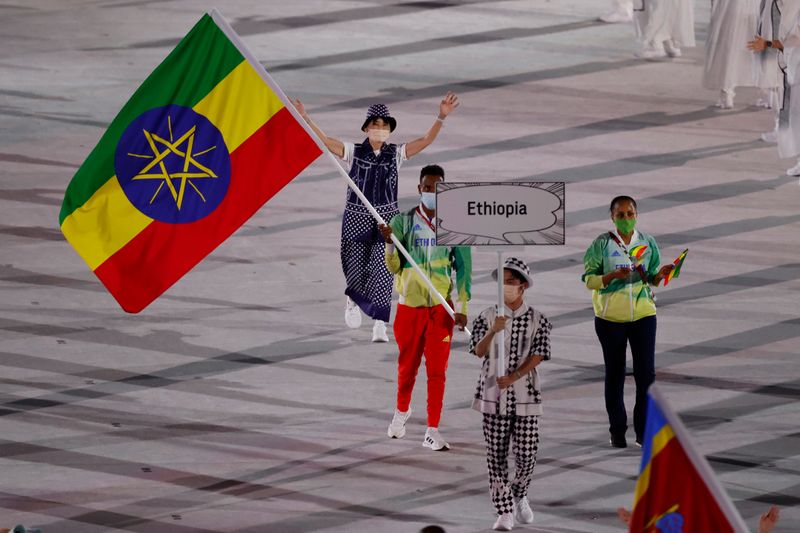 &copy; Reuters. Jul 23, 2021. 
Foto del viernes de Abdelmalik Muktar, el abanderado de Etiopía en la ceremonia inaugural de los Juegos de Tokio. 
REUTERS/Phil Noble
