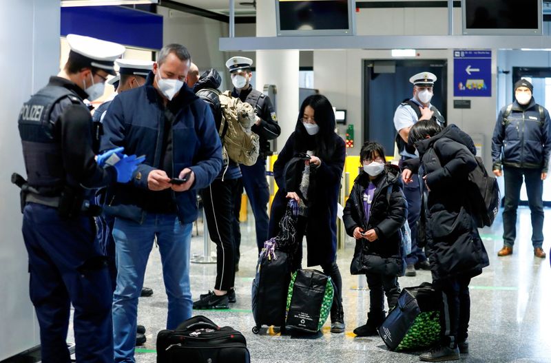 &copy; Reuters. Controlli presso l'aeroporto di Francoforte. REUTERS/Ralph Orlowski