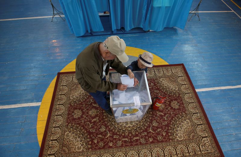 &copy; Reuters. People vote during presidential election in the village of Tuzdybastau outside Almaty, Kazakhstan, June 9, 2019.  REUTERS/Pavel Mikheyev