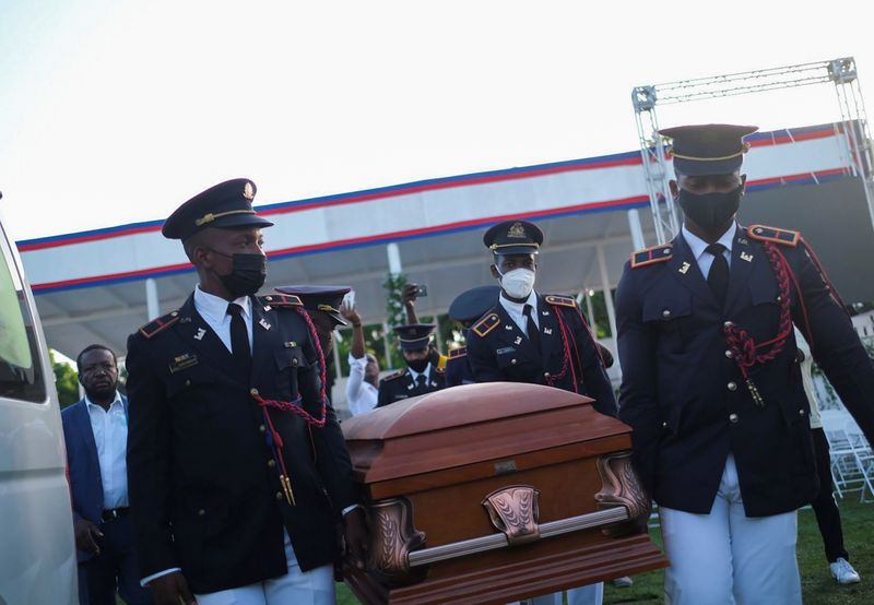 &copy; Reuters. جثمان رئيس هايتي خلال الجنازة في بورت او برنس يوم الجمعة. تصوير: ريكاردو اوردينجو - رويترز.
