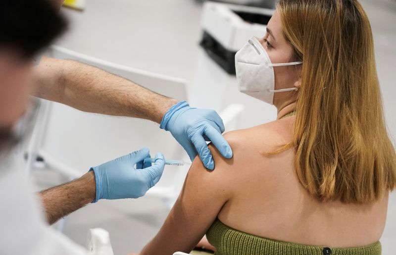 &copy; Reuters. A woman receives a dose of the Moderna coronavirus disease (COVID-19) vaccine at Enfermera Isabel Zendal hospital in Madrid, Spain, July 23, 2021. REUTERS/Juan Medina